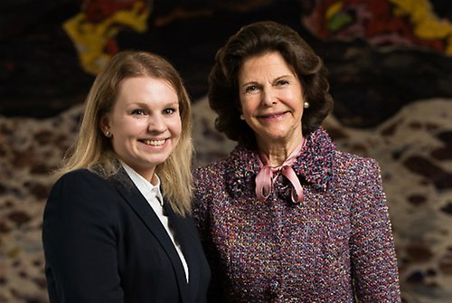 Drottningen tillsammans med stipendiaten Natalia Dushenska.