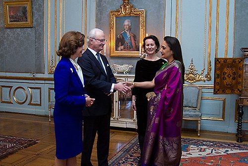 Indiens ambassadör Monika Kapil Mohta presenteras för Kungaparet av biträdande protokollchef Anna Block Mazoyer.