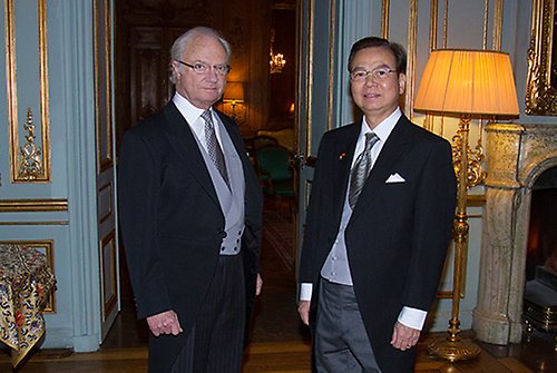 Kungen och Vietnams ambassadör Tran Van Hinh. 