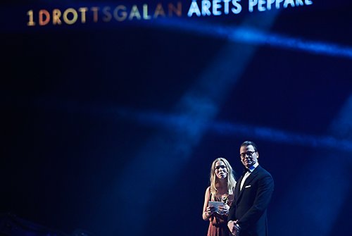 Cecilia Andrén Nyström grundare av Futebol dá força tar emot priset "Årets Peppare" av Prins Daniel.