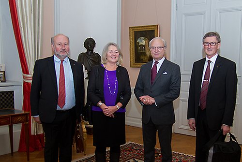 Kungen tillsammans med Björn Sundell, Lisa Sennerby Fosse och Carl-Anders Helander vid mötet på Kungliga slottet. 