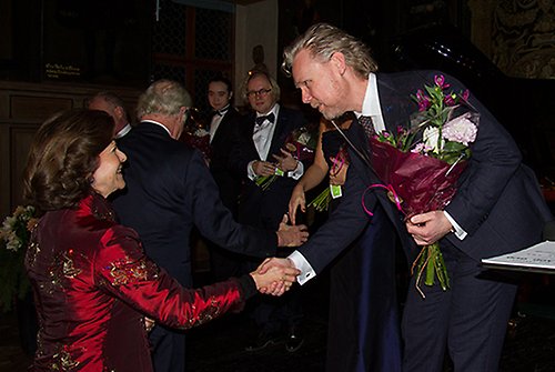Kungaparet tackar de medverkande efter konserten. I förgrunden Drottningen och hovsångare Karl-Magnus Fredriksson. 