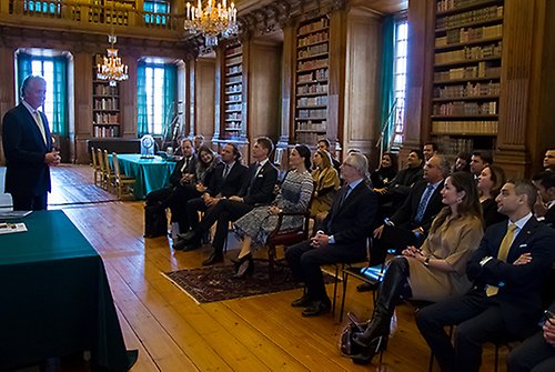Ulf Karlberg, tidigare styrelseordförande för Global Child Forum, berättar om organisationens verksamhet under mötet i Bernadottebiblioteket. 