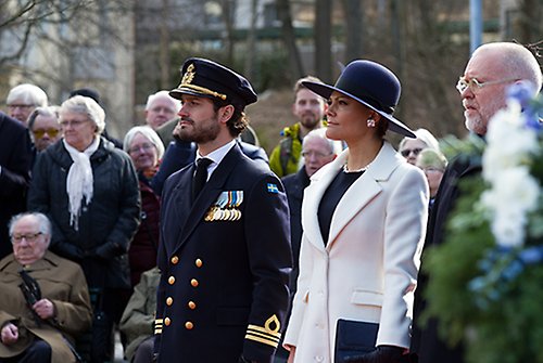 Prins Carl Philip och Kronprinsessan Victoria vid kransnedläggningsceremonin i Finlandsparken.