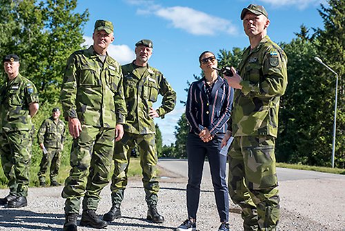 Kronprinsessan tillsammans med chefen för Livgardet, Crister Tistam, chefen för 13.Säkerhetsbataljonen Patric Karlsson och bataljonsförvaltaren Henrik Lundin under 13.Säkerhetsbataljonens förevisning. 