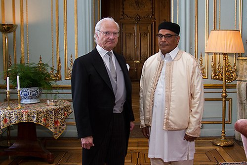 Kungen tillsammans med Libyens ambassadör Ibrahim M. S. Grada. 