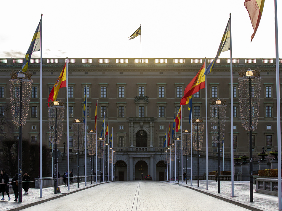 Det spanska kungaparet välkomnades med flaggning på Norrbro vid Kungliga slottet. 