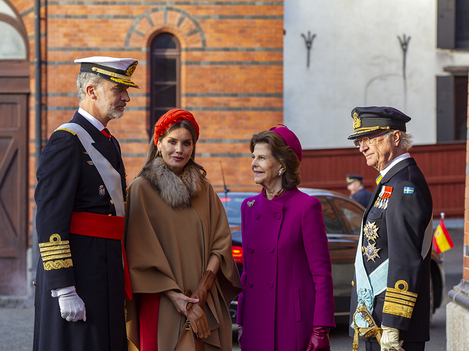 Kungaparet tar emot Kung Felipe VI och Drottning Letizia av Spanien på H.M. Konungens hovstall. 