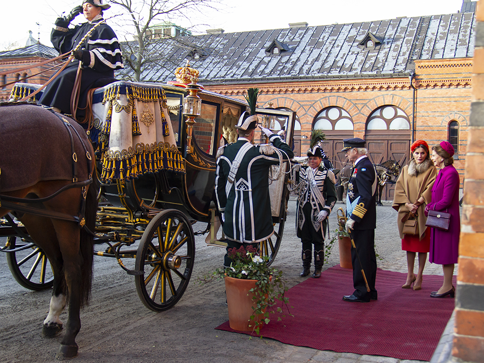 The Kings and Queens travelled in a cortège from the Royal Stables to the Royal Palace. 