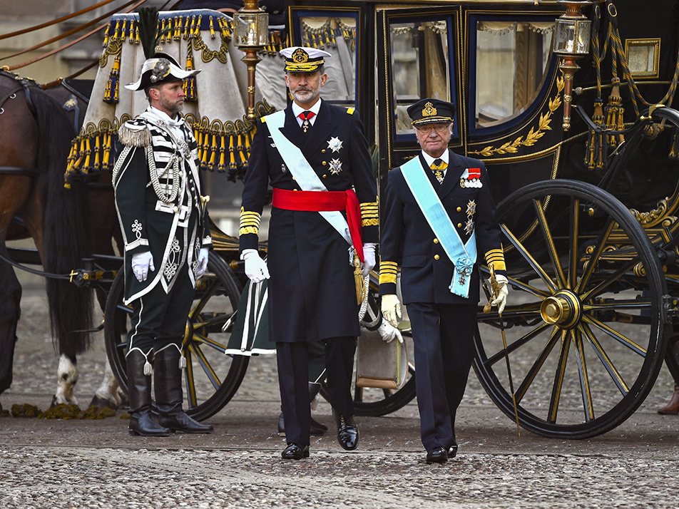 Kungarna anländer till välkomstceremonin på Kungliga slottets inre borggård. 
