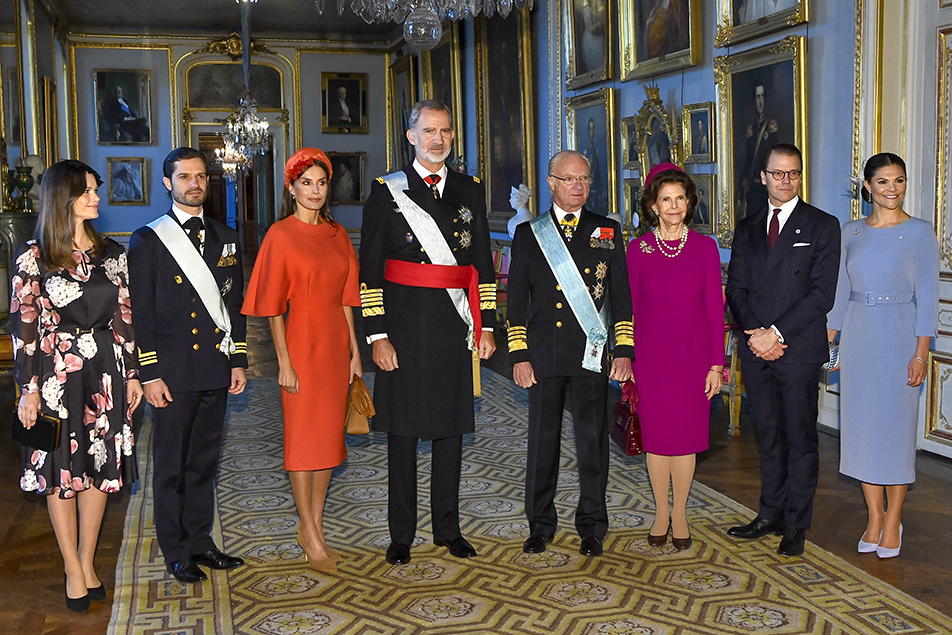 De svenska och spanska kungaparen tillsammans med Kronprinsessparet och Prinsparet i Bernadottegalleriet på Kungliga slottet. 