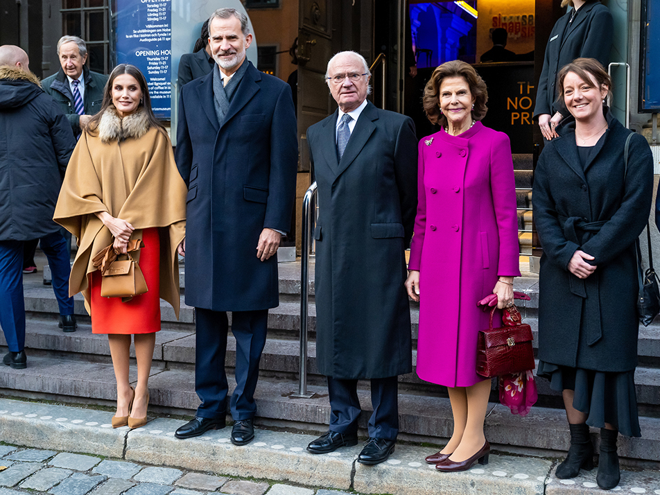Kungaparet av Sverige och kungaparet av Spanien tillsammans med statsrådet Ernkrans utanför Nobelmuseet.