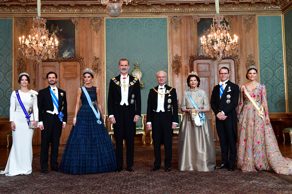 Kungaparen av Sverige och Spanien tillsammans med Kronprinsessparet och Prinsparet inför galamiddagen på Kungliga slottet i samband med det spanska statsbesöket.