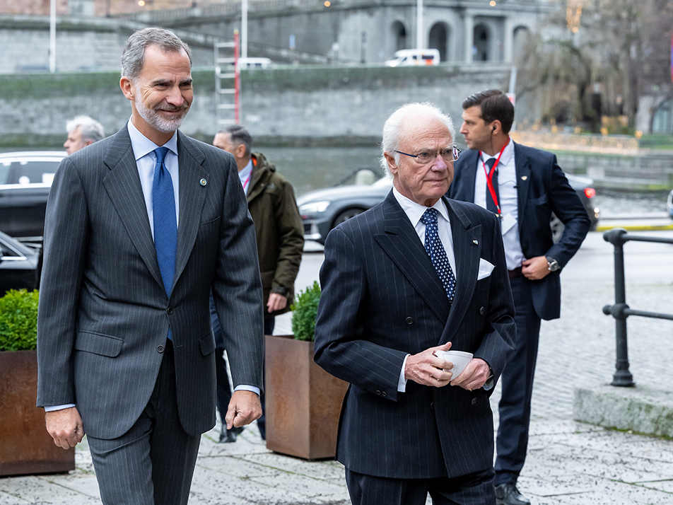 The King of Sweden and the King of Spain arrive at the Opera Terrace. 
