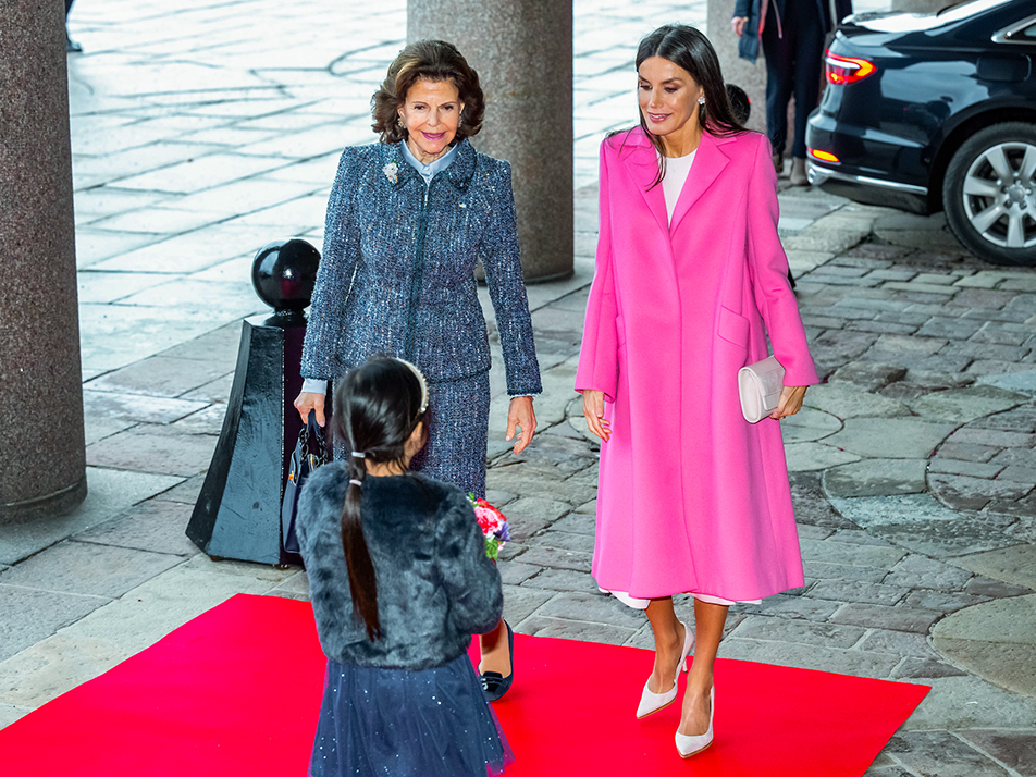 The Queens on arrival at Stockholm City Hall.