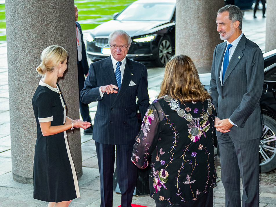 The two heads of state are welcomed by Chair of the Municipal Council Cecilia Brinck and Finance Commissioner Anna König Jerlmyr outside Stockholm City Hall. 