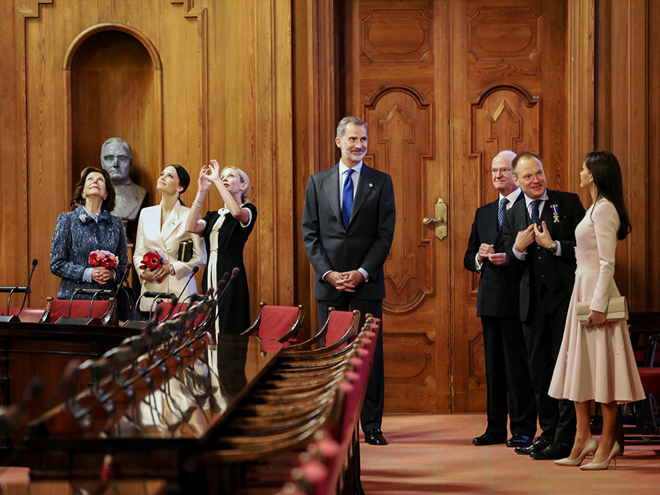 The Kings and Queens and Princess Sofia are given a tour of the Council Chamber at Stockholm City Hall. 