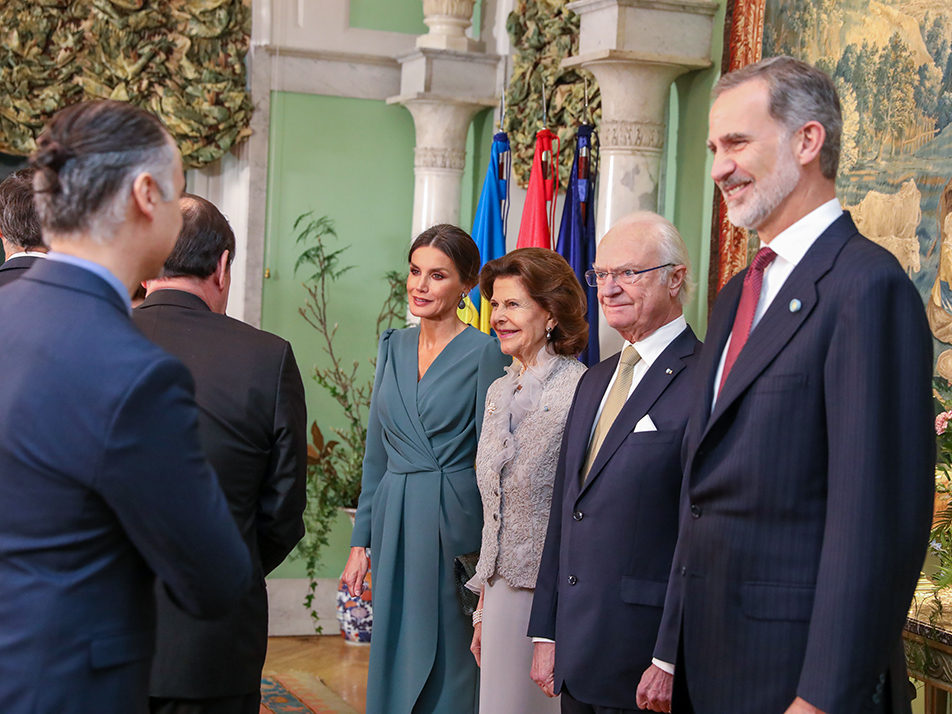 The Kings and Queens of Sweden and Spain greet the guests at the reception.