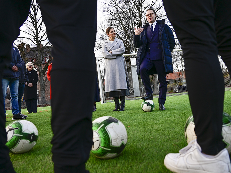 Kronprinsessparet träffar ungdomar och representanter från Malmö FF:s fotbolls- och idrottsakademi.