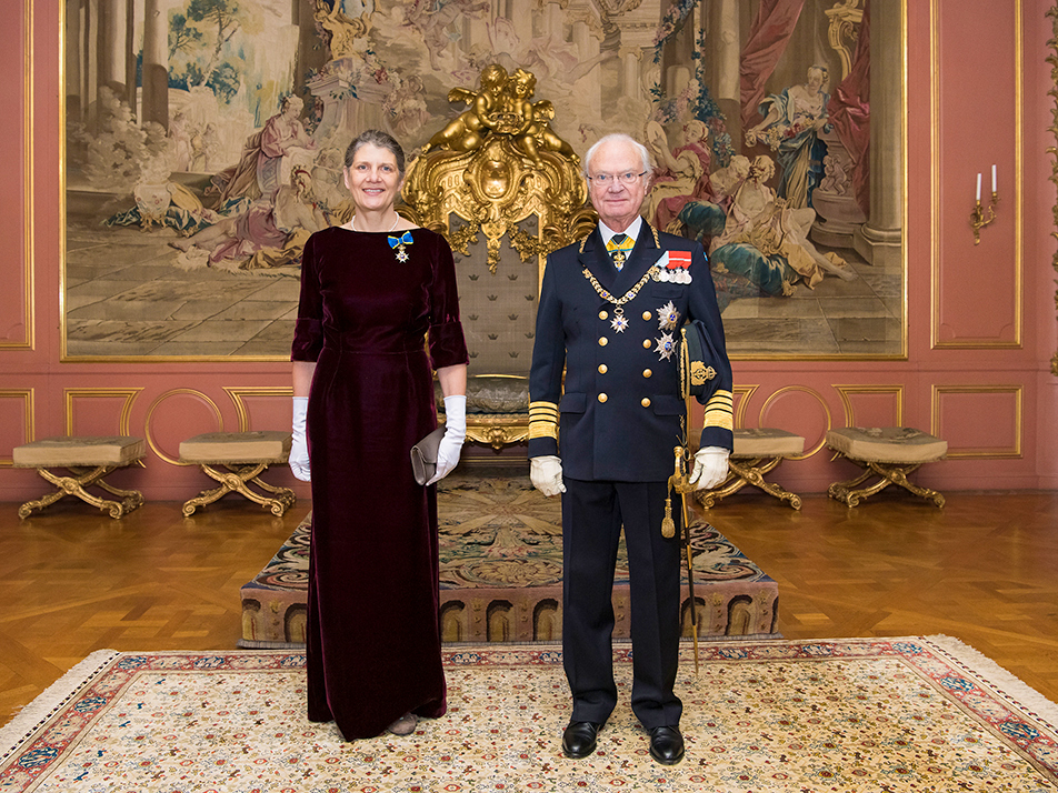 Kungen tillsammans med ambassadör Ilze Rūze från Lettland. Kungen bar Tre Stjärnors ordens storkors med kedja under audiensen. 