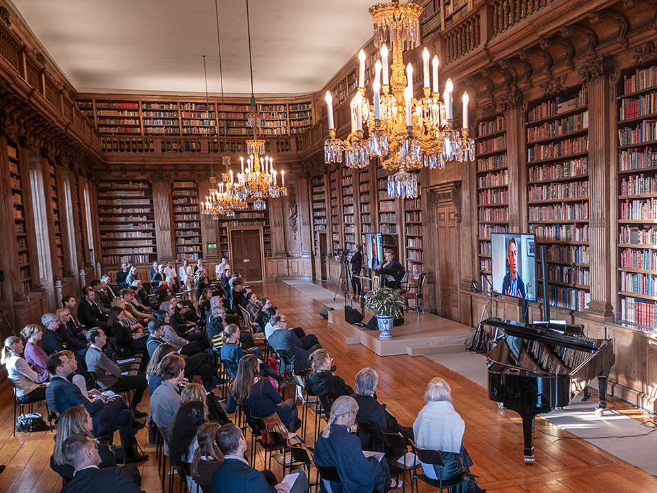 The seminar participants in the Bernadotte Library at the Royal Palace. 