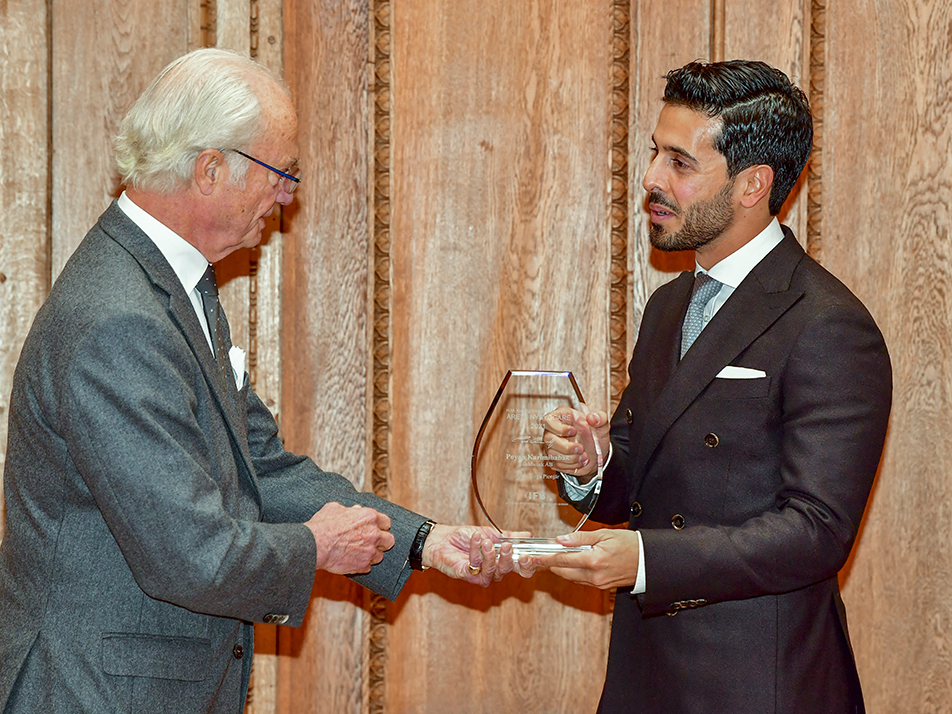 The King presents the Young Pioneer Award to Poyan Karimi from Oddwork. 