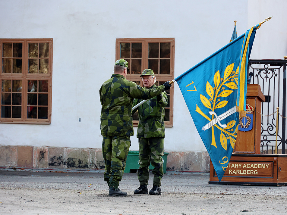 The King presents the new standard to Lieutenant Colonel Johan Martinsson. 