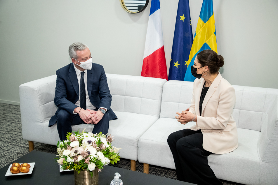 Kronprinsessan och Frankrikes finansminister Bruno Le Maire i ett informellt möte. 