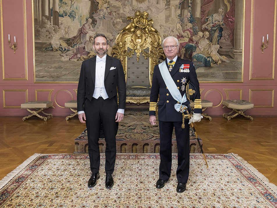 Kungen och Kanadas ambassadör Jason LaTorre under ceremonin på Kungliga slottet.