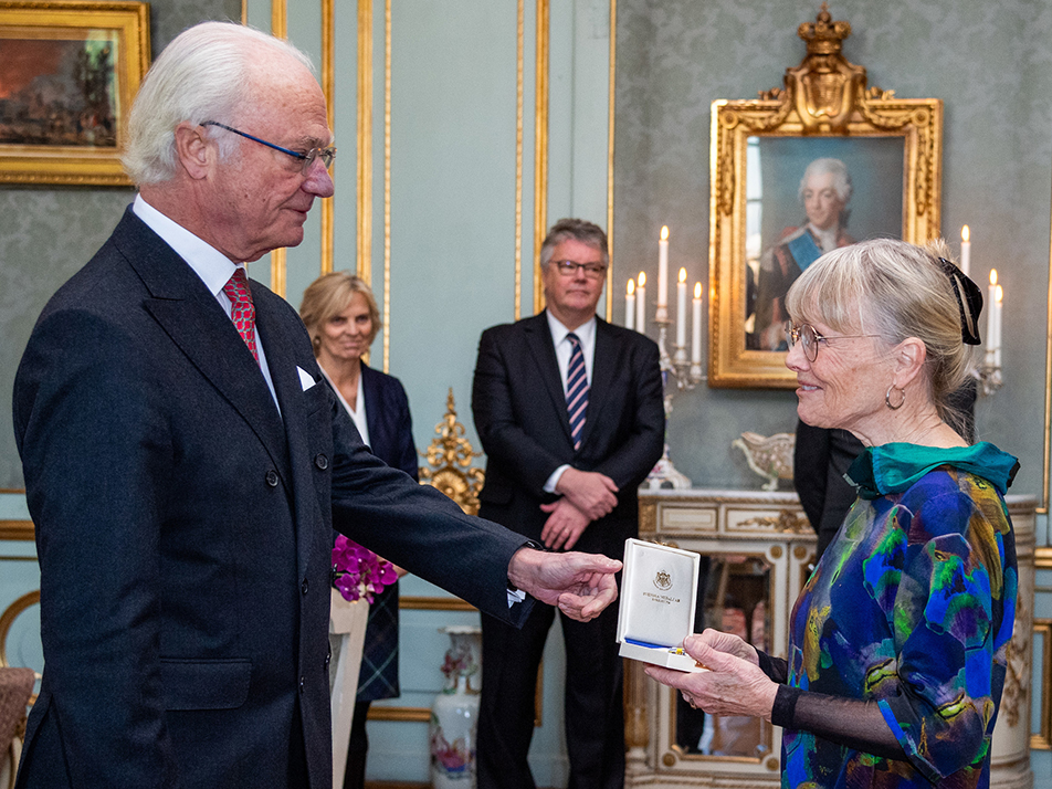 The King presents the medal to textile artist Malin Lager. 