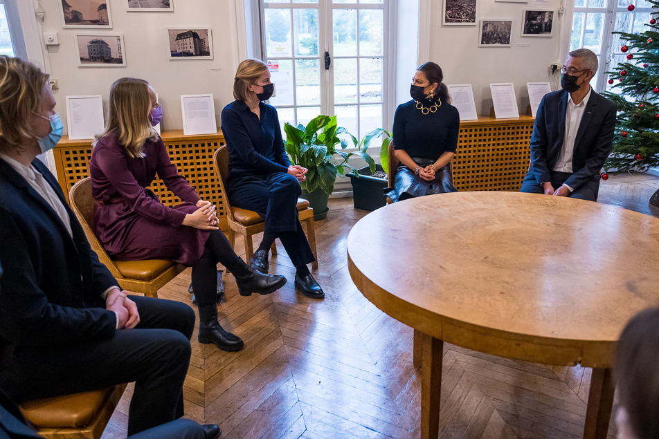 Kronprinsessan samtalade med studenter och forskare som bor på Svenska studenthemmet i Paris. 