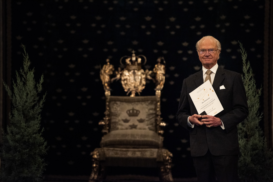 The King presented scholarships in the Hall of State at the Royal Palace. 