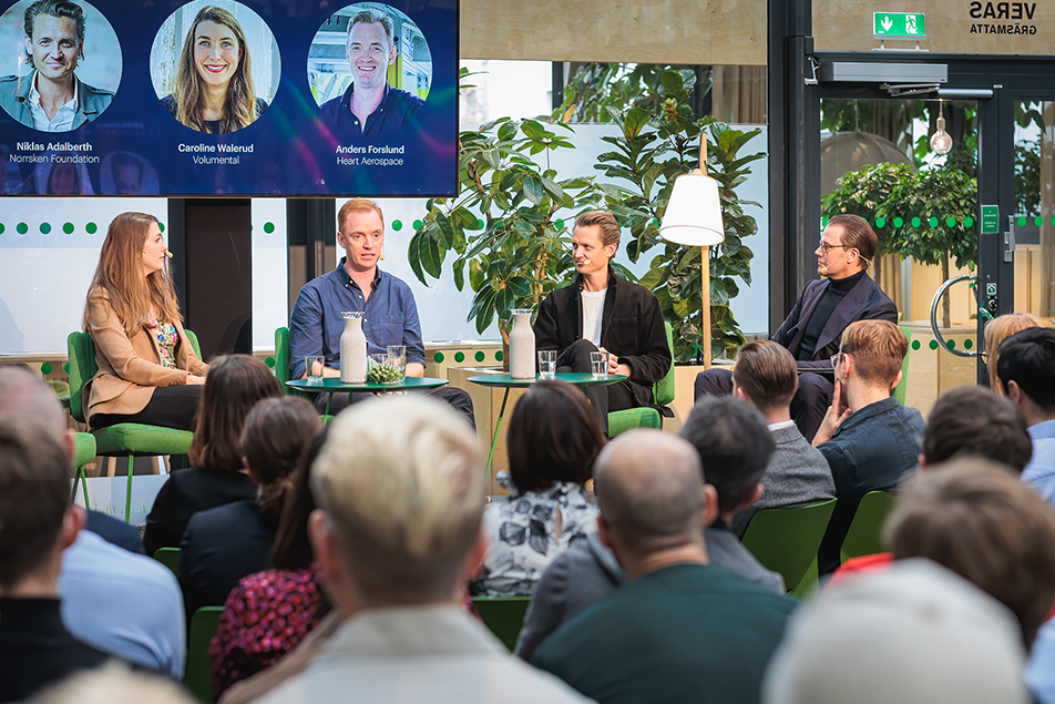 Prins Daniel tillsammans med inspiratörerna Caroline Walerud, Anders Forslund och Niklas Adalberth på Chalmers Ventures entreprenörsskola.