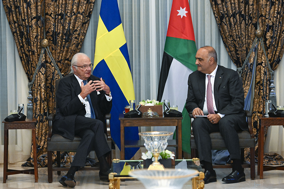 The King speaks with Jordan's Prime Minister Bisher Al-Khasawneh. 