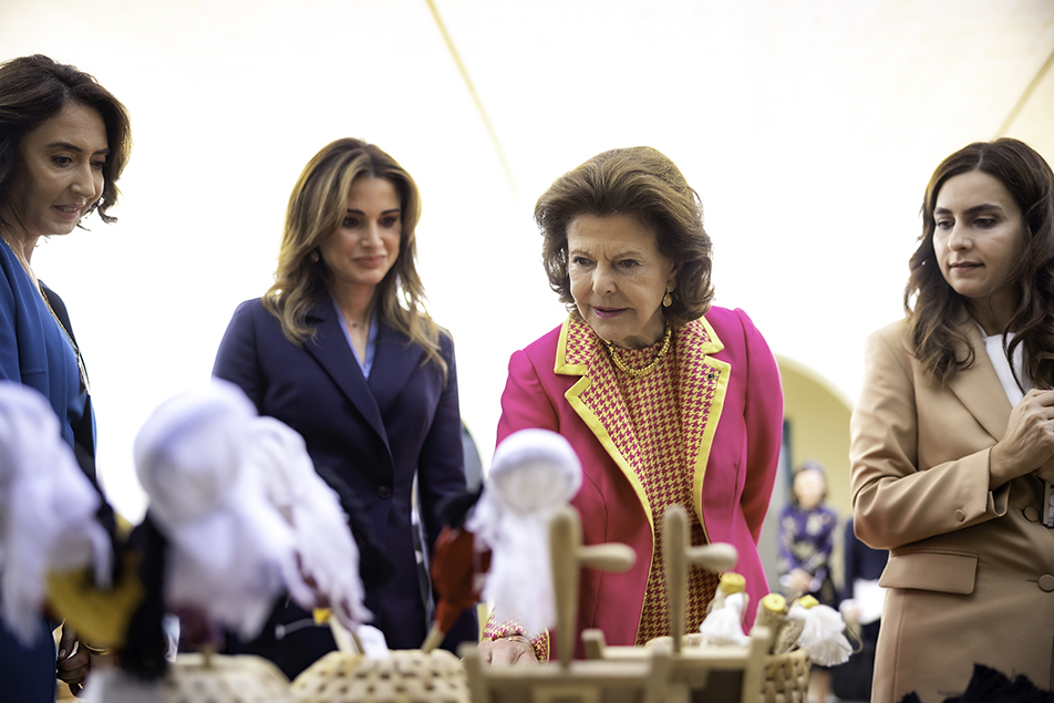 Drottningen och Drottning Rania under besöket på Queen Rania Center.