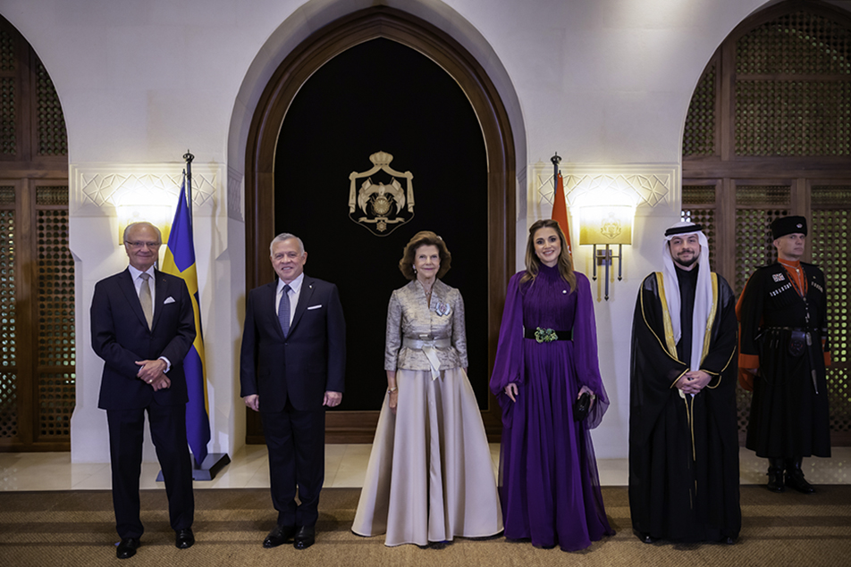 The King and Queen with Jordan's King, Queen and Crown Prince during the state banquet at Al-Husseiniya Palace. 
