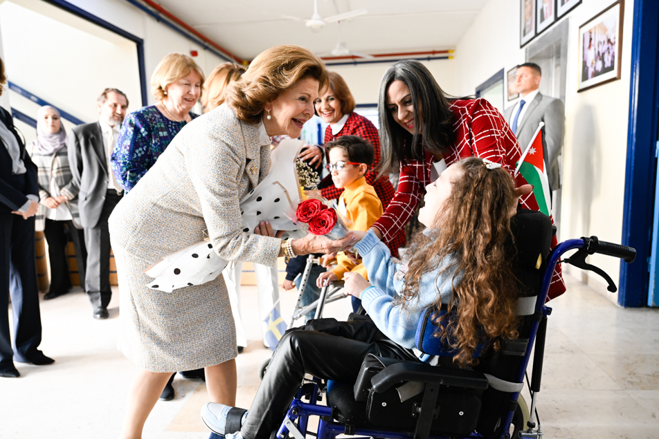 The Queen visits the Al-Hussein Society Center. 