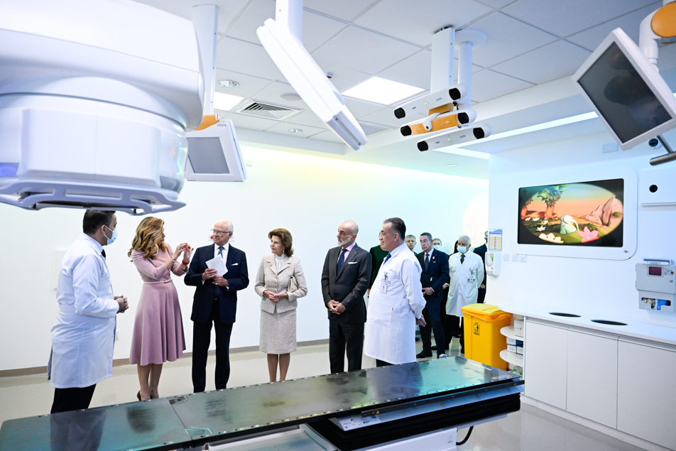 The King and Queen visit the King Hussein Cancer Center. 