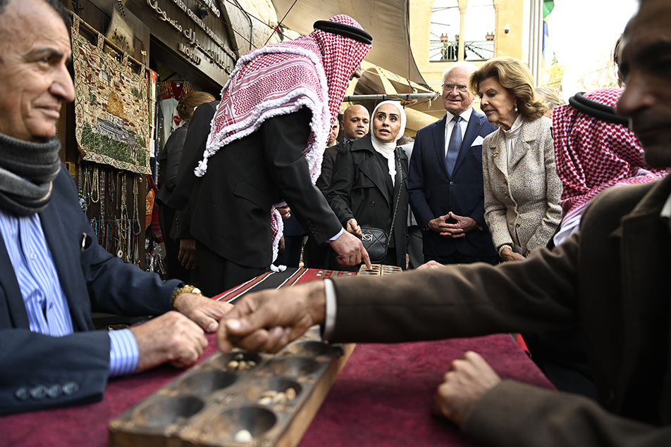 The King and Queen at the local market Al-Hammam. 