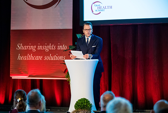 Prins Daniel håller tal vid Uppsala Health Summit i rikssalen på Uppsala slott. 
