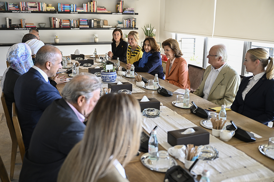 Kungaparet och statssekreterare Diana Janse i samtal, bland annat om vattenförsörjning, efter en lunch på Manara Arts & Culture i Amman.