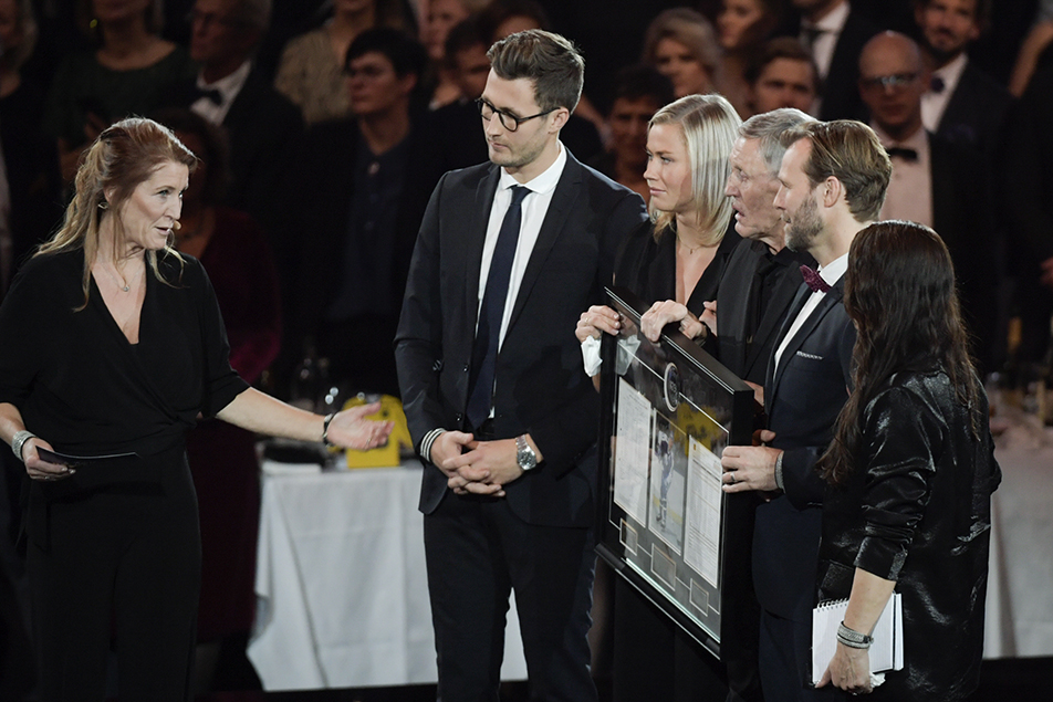 Börje Salming fick ta emot NHL:s Hederspris tillsammans med fru Pia och barn under Tidernas Hockeygala.