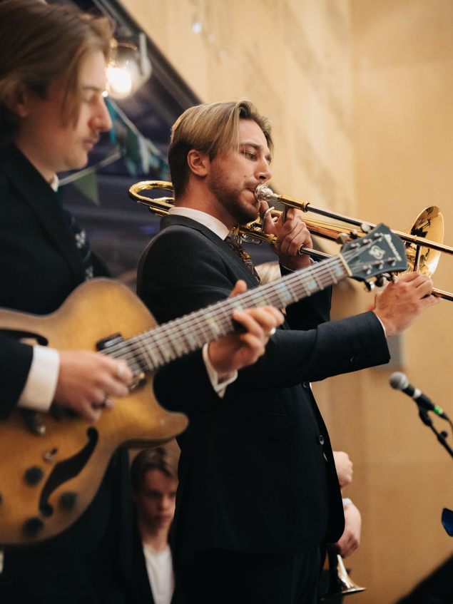 Elever från Kävesta folkhögskola underhöll med jazzmusik.