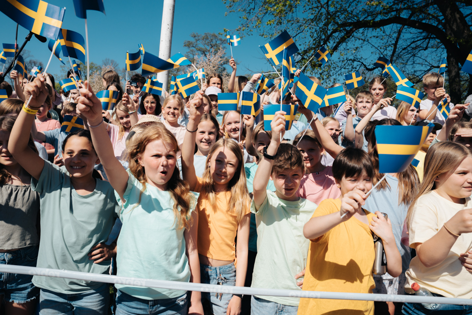 Barn med svenska flaggor sjöng för Kungaparet.