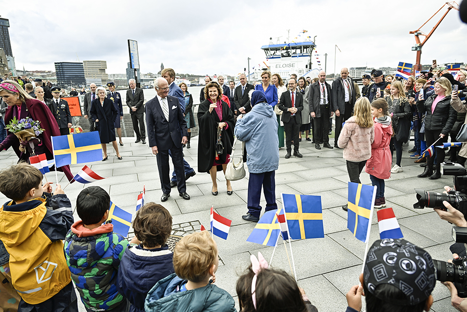 Vid ankomsten till Stenpiren välkomnades kungaparen av allmänheten med blommor och flaggor.