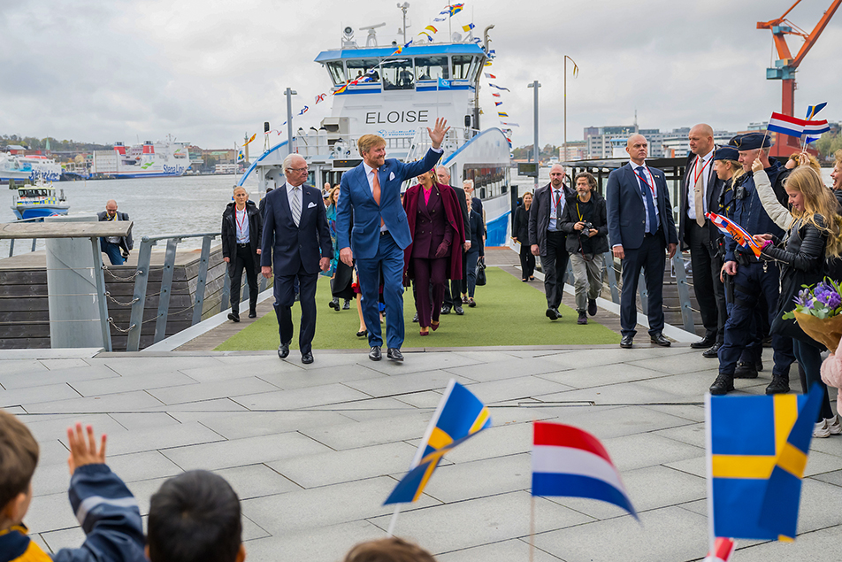 Sveriges och Nederländernas kungapar anländer till Stenpiren med den eldrivna färjan Eloise.
