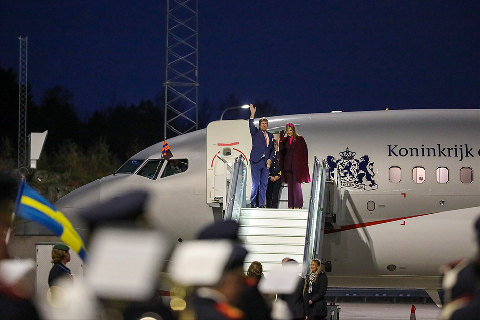 Kung Willem-Alexander och Drottning Máxima tar avsked efter sin vistelse i Sverige.