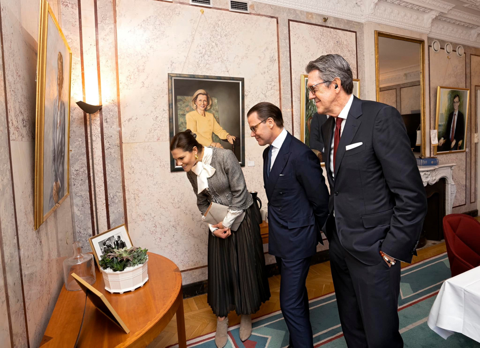 Tillsammans med kammarrättspresidenten Dag Stegeland fick Kronprinsessparet se fotografier från invigningen år 1972. 