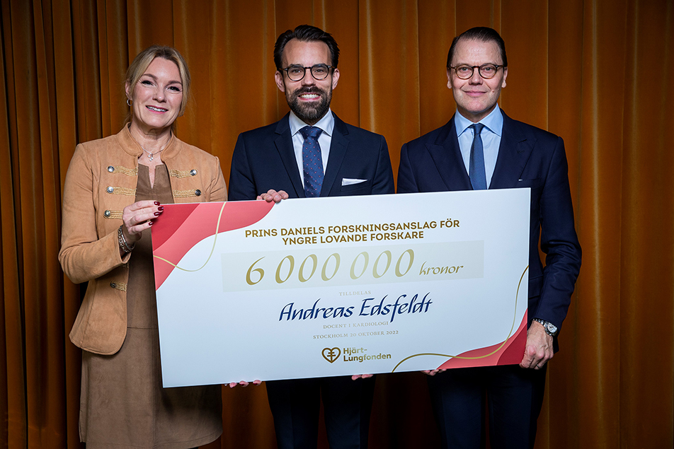 Prins Daniel tillsammans med pristagaren Andreas Edsfeldt och Hjärt-Lungfondens generalsekreterare Kristina Sparreljung. 