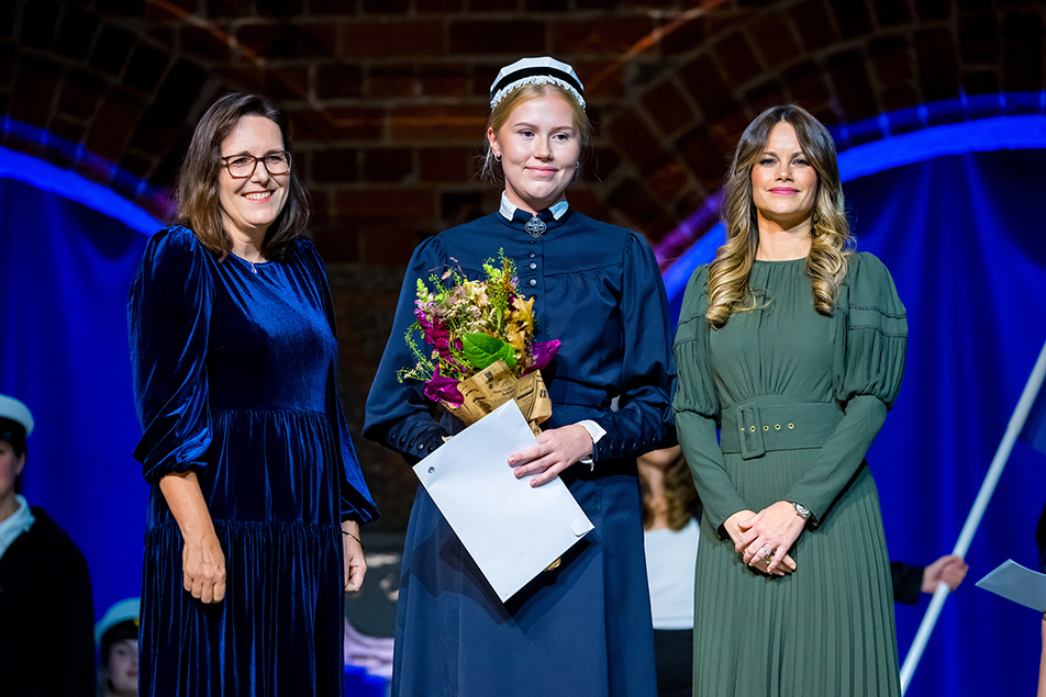 Prinsessan Sofia och dekan Unn-Britt Johansson tillsammans med stipendiaten Amanda Olsson vid examensceremonin i Stadshuset. 
